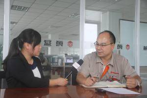 农机360网记者正在专访勇猛机械技术部部长顾智原