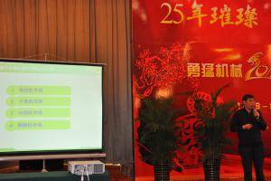 中国农机流通协会副秘书长张华光做“2014年农机市场环境分析及2015年玉米机市场运行态势预测”专题报告