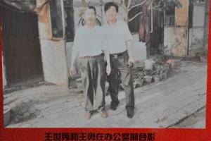时间都去哪儿了？1989年创业时，王世秀、王勇父子在北京朝阳区南磨房15平米的办公室前合影