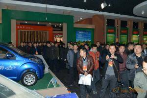“时风电动车2015年迎新春”市场营销大会参会人员在展厅参观展品。
