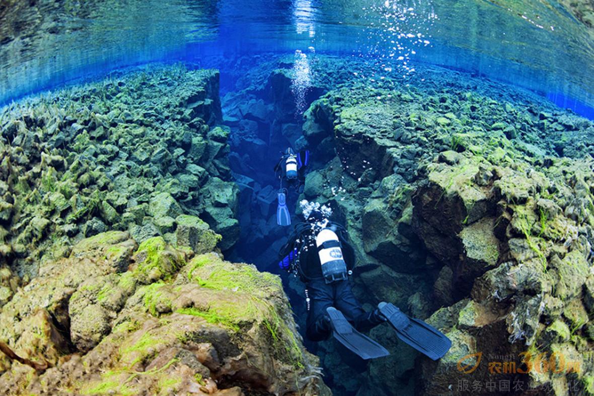 探秘地球最美“伤疤”:冰岛大裂谷清绝湖底