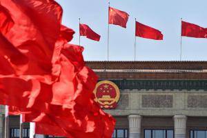 2015年全国两会即将召开，北京进入两会模式。3月1日，北京风和日丽，蓝天空气质量好，北京天安门广场、人民大会堂，红旗迎风招展，喜迎全国两会开幕。