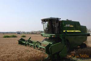 中联重科8000A小麦联合收获机在怀远龙亢农场作业。