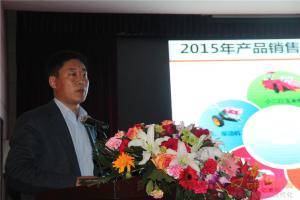 王波总经理向与会代表作农装公司2015年经营目标及业务规划报告。