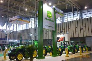 第八届中国（江苏）国际农业机械展览会现场。此图为约翰迪尔（中国）投资有限公司展厅。