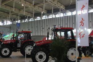 第八届中国（江苏）国际农业机械展览会现场。此图为第一拖拉机股份有限公司展厅。