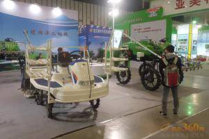第八届中国（江苏）国际农业机械展览会现场。此图为埃森农机常州有限公司展厅。