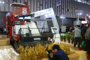 第八届中国（江苏）国际农业机械展览会现场。此图为爱科（中国）投资有限公司展厅。