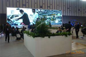 第八届中国（江苏）国际农业机械展览会现场。此图为福田雷沃国际重工股份有限公司展厅。