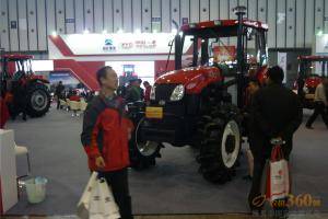 第八届中国（江苏）国际农业机械展览会现场。此图为第一拖拉机股份有限公司展厅。