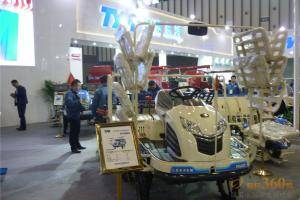 第八届中国（江苏）国际农业机械展览会现场。此图为江苏东洋机械有限公司展厅。