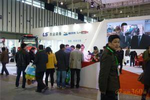 第八届中国（江苏）国际农业机械展览会现场。此图为乐星农业装备(青岛)有限公司展厅。