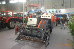 第八届中国（江苏）国际农业机械展览会现场。此图为常州东风农机集团有限公司展厅。