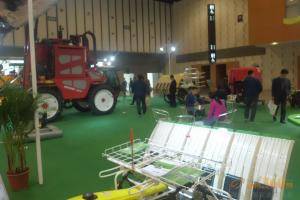 第八届中国（江苏）国际农业机械展览会现场。此图为山东华盛中天机械集团股份有限公司展厅。