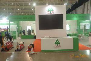 第八届中国（江苏）国际农业机械展览会现场。此图为南通广益机电有限责任公司展厅。
