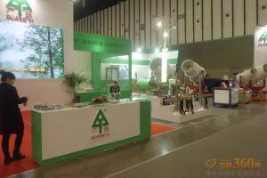 第八届中国（江苏）国际农业机械展览会现场。此图为南通广益机电有限责任公司展厅。