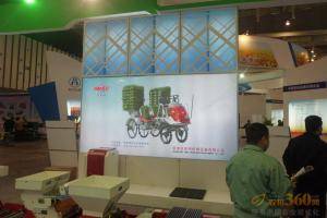 第八届中国（江苏）国际农业机械展览会现场。此图为常州亚美柯机械设备有限公司展厅。