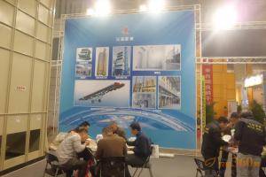 第八届中国（江苏）国际农业机械展览会现场。此图为灵璧县飞松机械制造有限责任公司展厅。