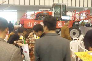 第八届中国（江苏）国际农业机械展览会现场。此图为山东易田农业机械制造有限公司展厅。