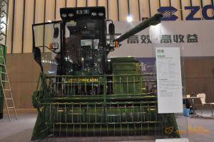 第八届中国（江苏）国际农业机械展览会现场。此图为中联重机股份有限公司展厅。
