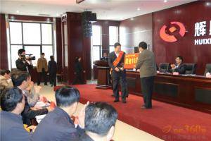 河南沃德机械制造有限公司董事长程志刚从辉县市市长张星吉手中接过沉甸甸的荣誉证书和奖杯。