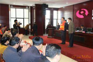 河南沃德机械制造有限公司董事长程志刚从辉县市市长张星吉手中接过沉甸甸的荣誉证书和奖杯。