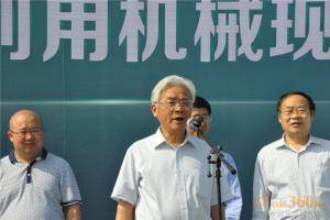 安徽省农机协会会长郭子超在活动上致辞。他表示希望通过本次秸秆综合利用机械展示演示活动能够促进安徽秸秆综合利用水平再上一个新台阶。