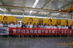 用户参观雷沃干燥机械工厂。
