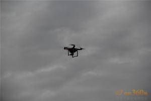 农机360网的无人机正在麦田上空拍摄。