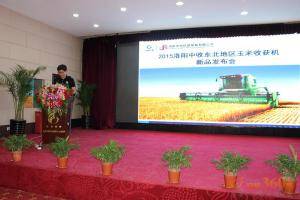 洛阳中收总经理刘天舒介绍企业和产品情况。