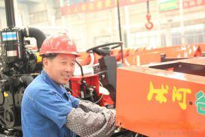 常林农装收获机装配技能状元——刘景夫。