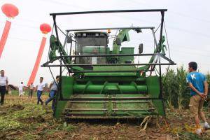 渭南市利农牧草机械有限公司举办新品演示会