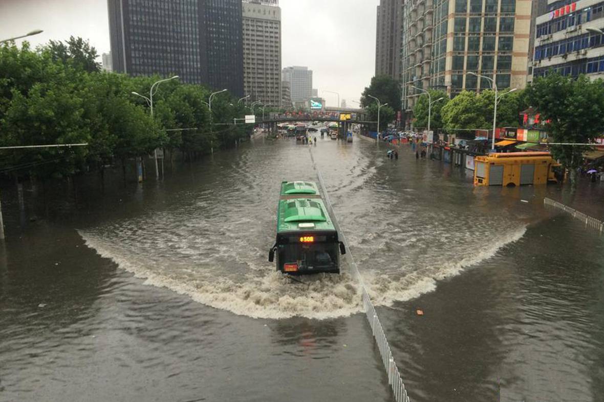 武汉|暴雨|公交车|水上自行车_农机360网