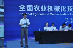 农业部农机推广总站站长刘恒新发表致辞。