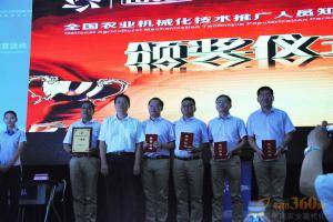 农业部农机化司副巡视员孔亮为山东省队颁奖。