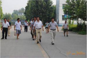 单县农机局领导冒着酷暑考察润源公司。