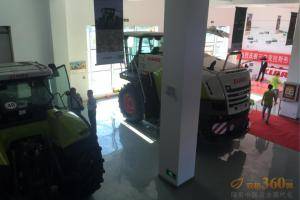 室内最为引人注目的产品展示区展示着JAGUAR 850青贮收获机和AXION 850拖拉机。
