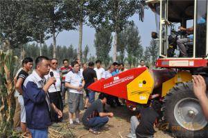 河北保定鑫天泰农机公司举行玉米收割机演示会