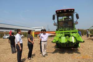 山东聊城农机局局长参观润源玉米收获机。
