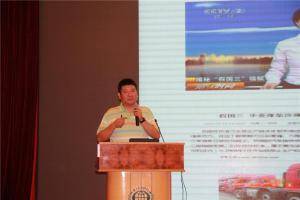 环保部机动车污控中心主任陈大伟发言。