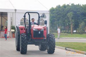 爱科全球副总裁兼中国董事总经理杨青先生驾驶爱科新工厂生产的全新“全球系列”麦赛福格森MF4700拖拉机帅气登场。