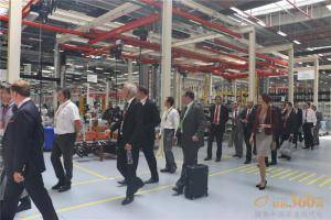 中外嘉宾代表参观爱科（常州）新工厂。