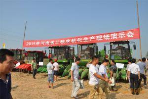 谷王玉米机抢眼亮相河南省三秋农机化生产现场演示会。