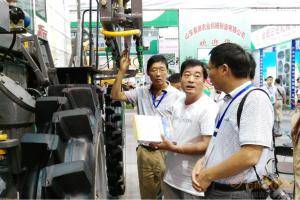 山东易田农机代表商为用户讲解农机部件。