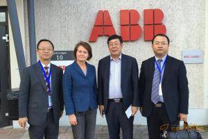 刘成强等一行人考察ABB公司。