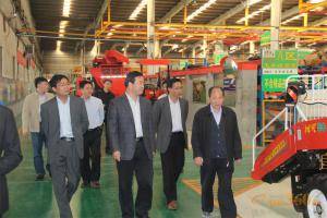 陕西农机局领导等一行参观玉米收产品。