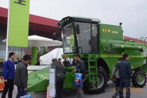 谷王CF50玉米机引领国内玉米籽粒直收技术发展。