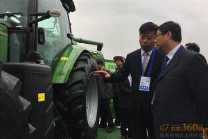 农业部农机化司副巡视员孔亮详细了解ZS1354拖拉机的技术卖点。