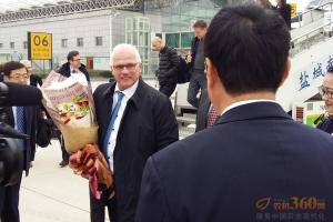 德国联邦食品和农业部常务副部长布莱涩先生一行抵达江苏盐城南洋机场。