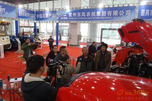 台州电视台来东风农机展位现场采访参观用户。